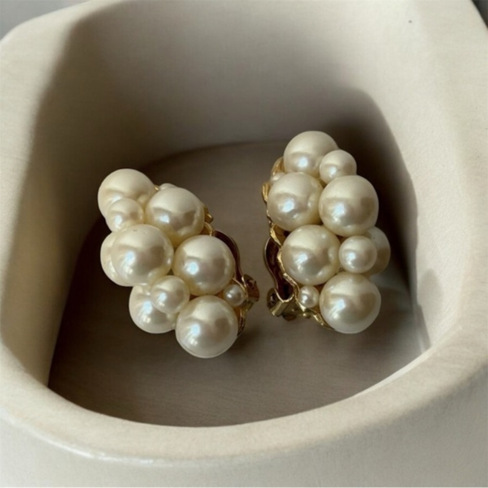 Faux cluster pearl clip earrings great condition vintage